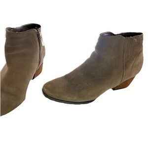 Blondo Suede Waterproof Ankle Booties Taupe Women’s 9